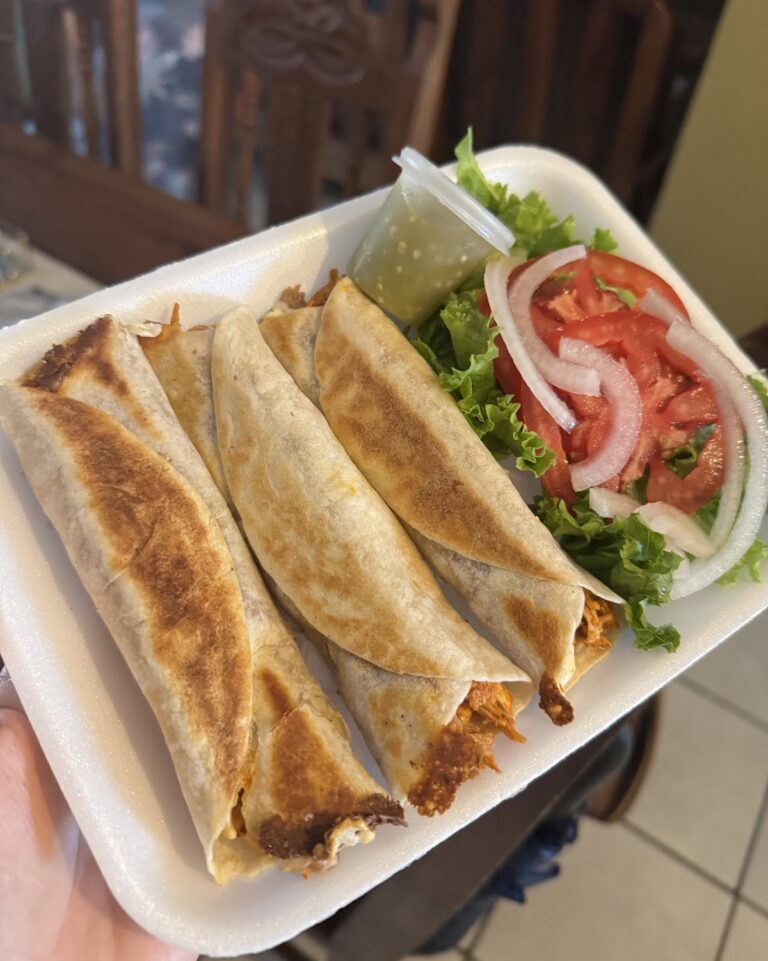 3065 loncheria emi 768x961