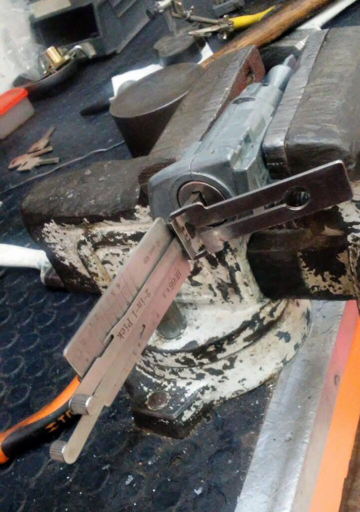 10984 cerrajeria rosas 247 servicios de emergencia 721x1024