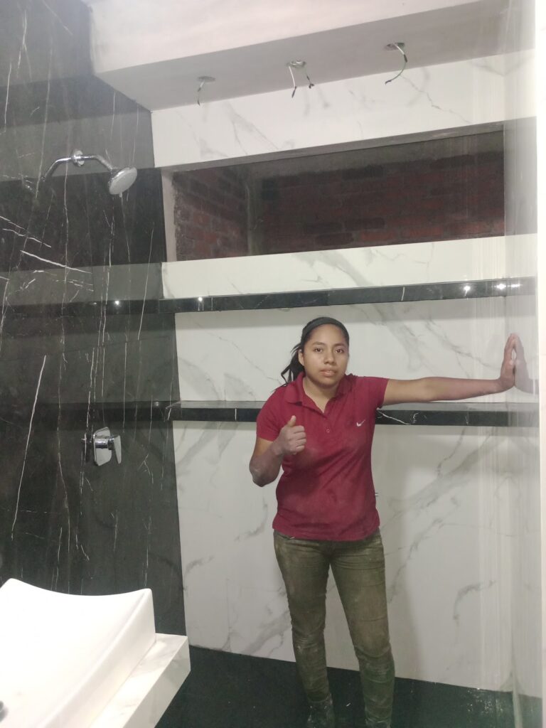 12139 mujer albanil 768x1024