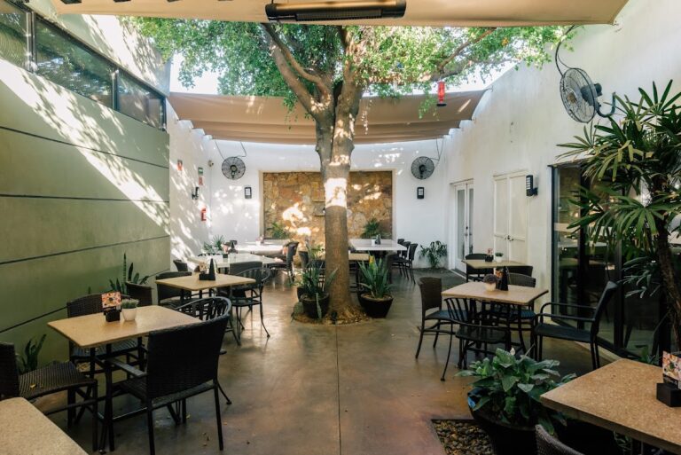 16915 el cafe 57 768x513