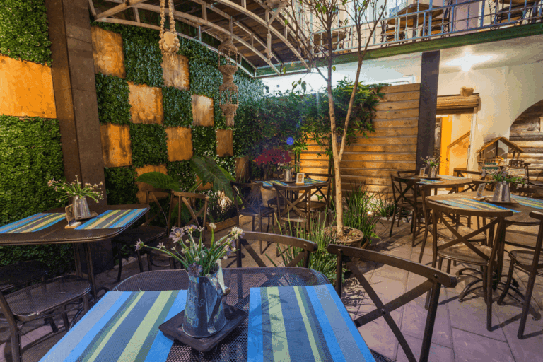 17638 restaurante mandinga terraza jardin 768x512