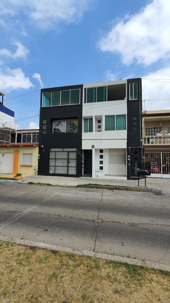 21069 martin butron salon 576x1024