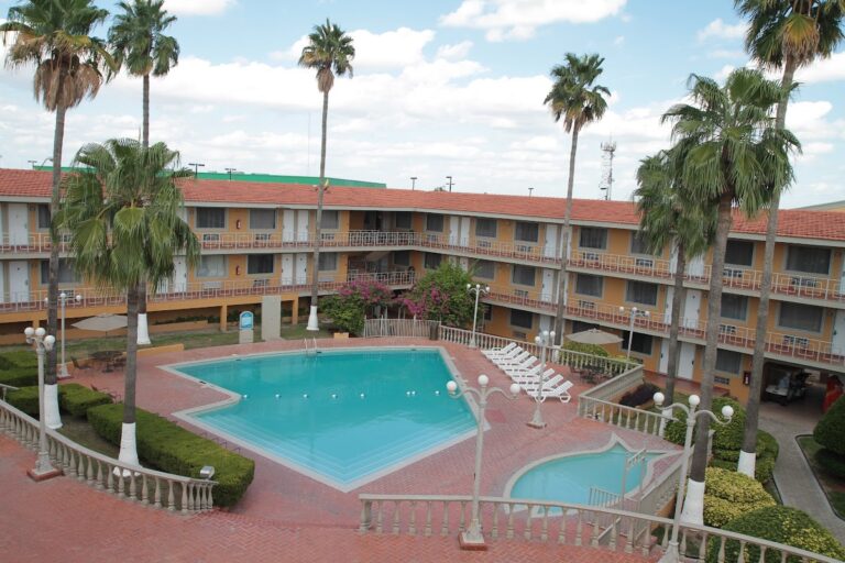 30684 quality inn piedras negras 768x512