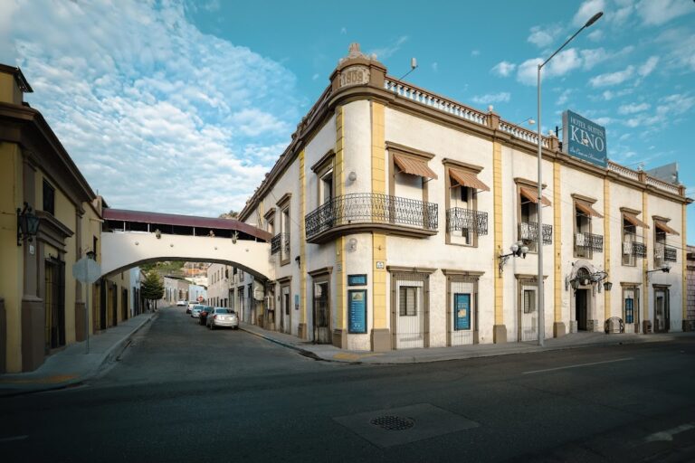 30929 hotel suites kino 768x512