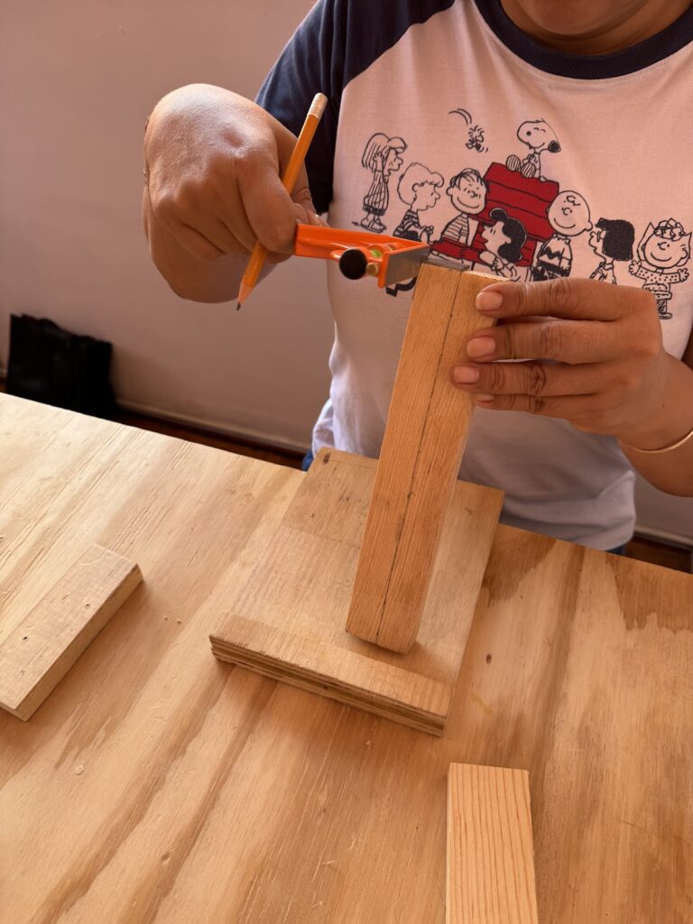 35226 raices escuela 8211 taller de carpinteria para mujeres 768x1024