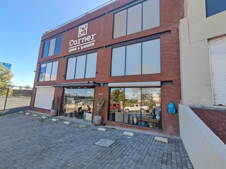 37141 corner home garden 768x576