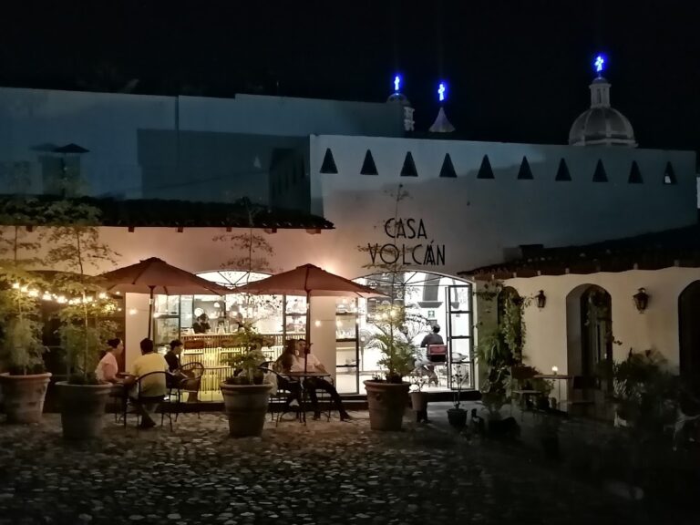 6743 casa volcan barra de cafe y galeria 768x576