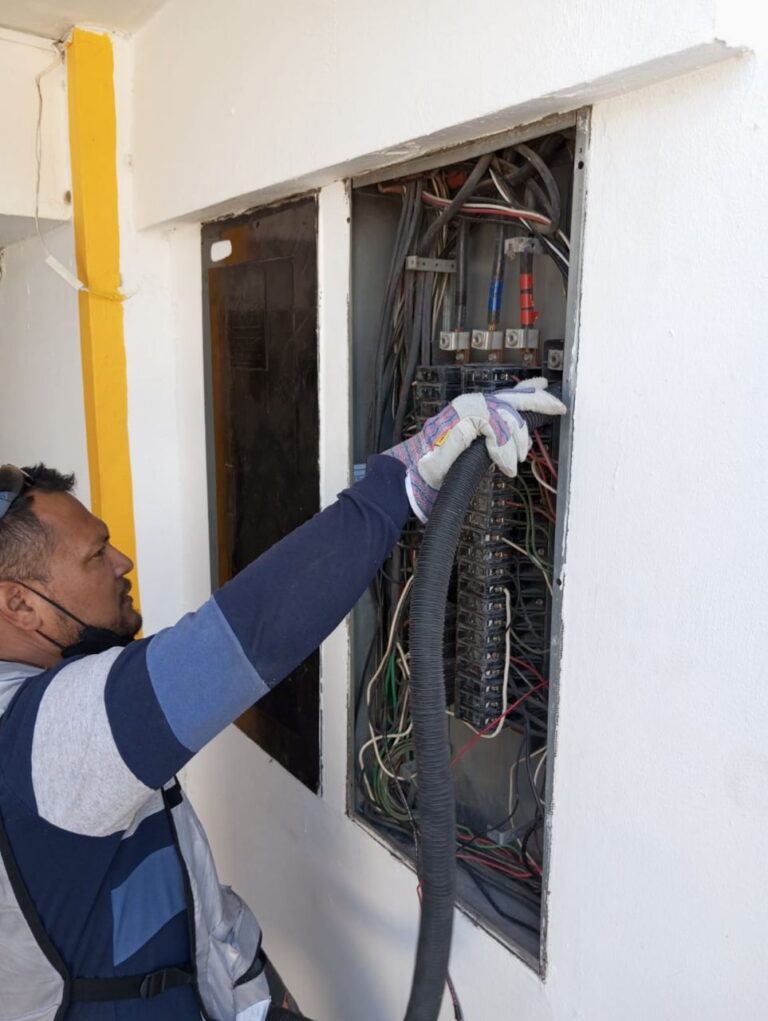 7608 electricista juarez 768x1021