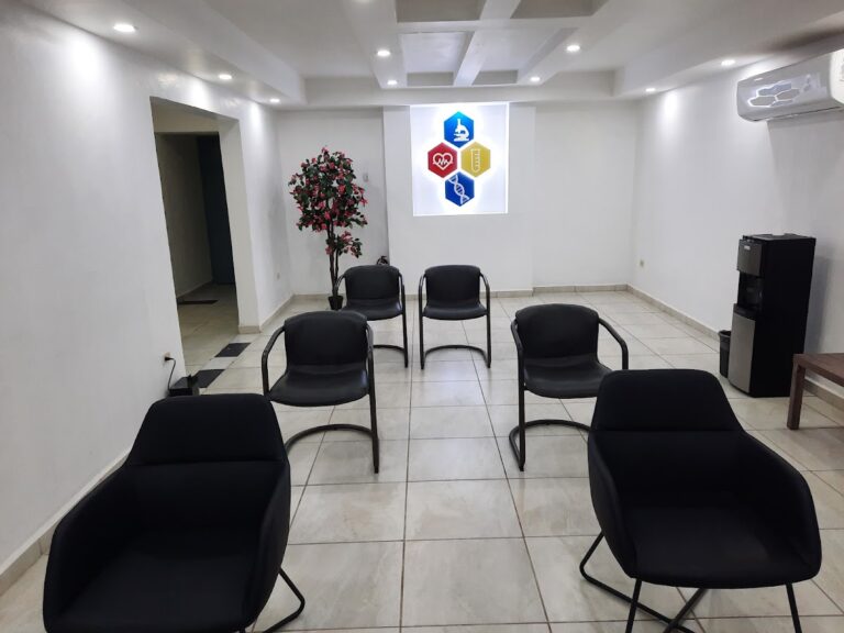 8169 dr. amaro flores posada doctor en piedras negras 768x576