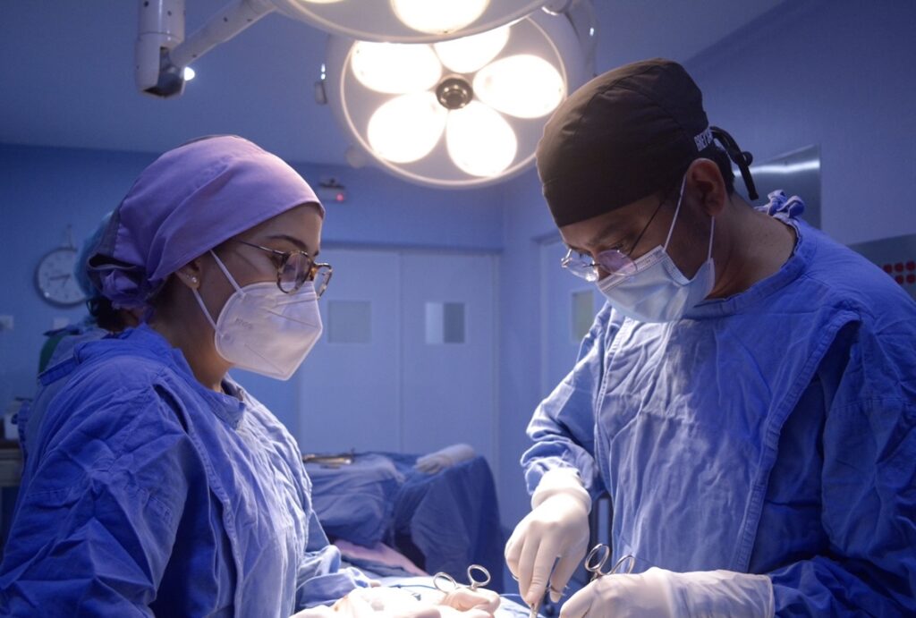 8353 dr. erick montes cirujano gastroenterologo 1024x691