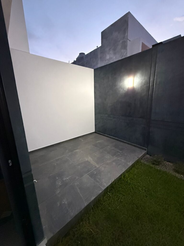 9b904a76 1db8 4d4e 816c abc457cc17c1 768x1024