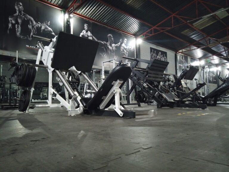 104741 black gimnasio 768x576