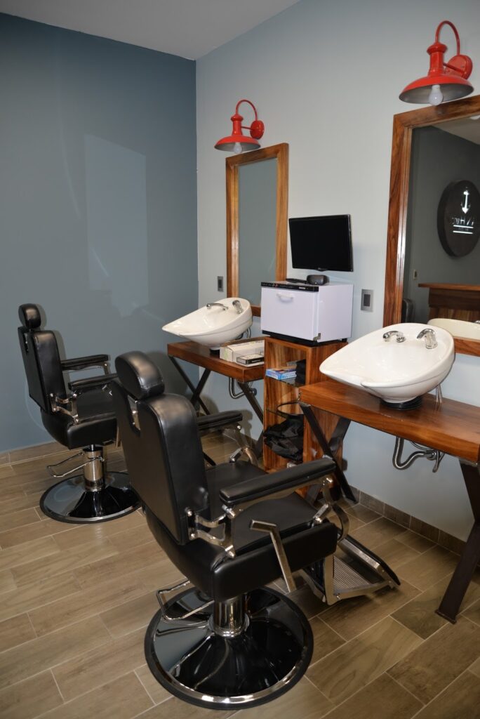 105718 man harbor barbershop 684x1024