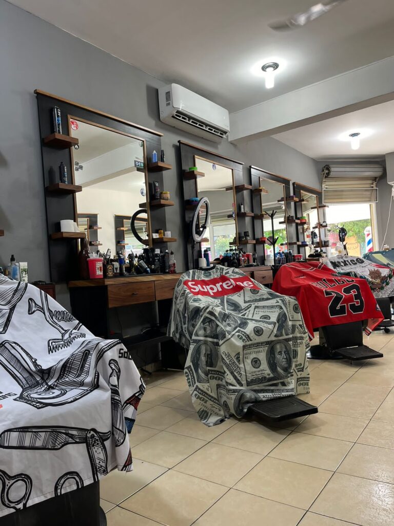 105899 barber shop club del corte 768x1024