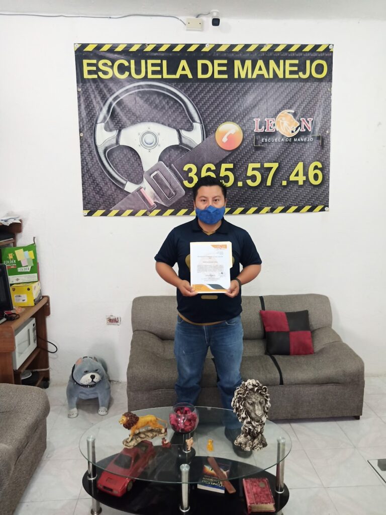 112987 escuela de manejo leon 768x1024