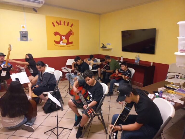 113347 guitarbass escuela de musica 768x576