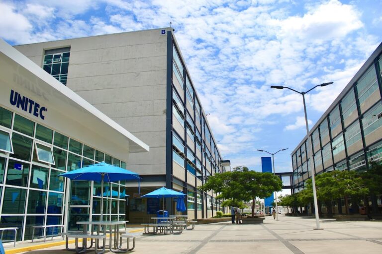 114408 unitec campus leon universidad en leon guanajuato 768x512