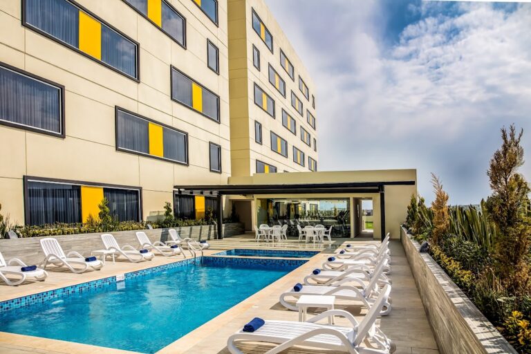 115039 fiesta inn pachuca gran patio 768x512