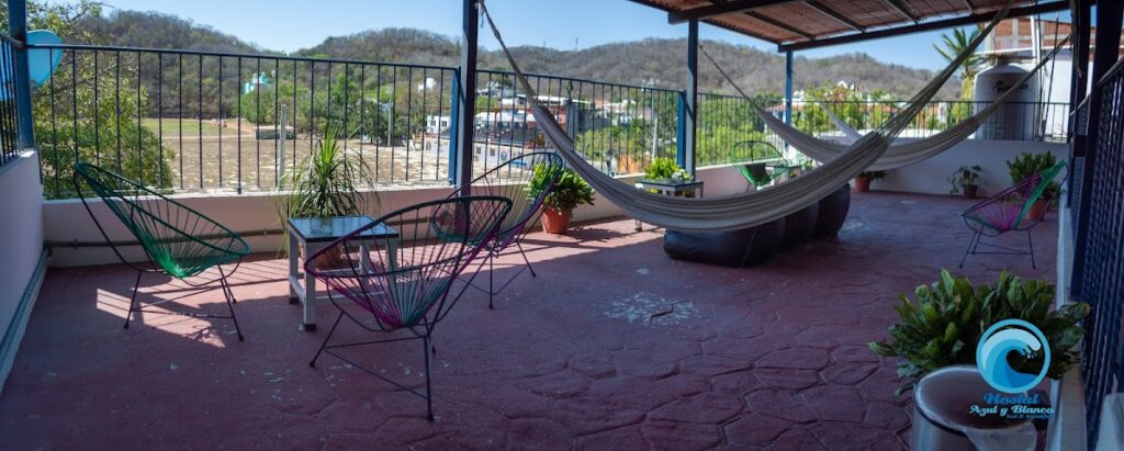 115542 hostal azul y blanco 1024x411