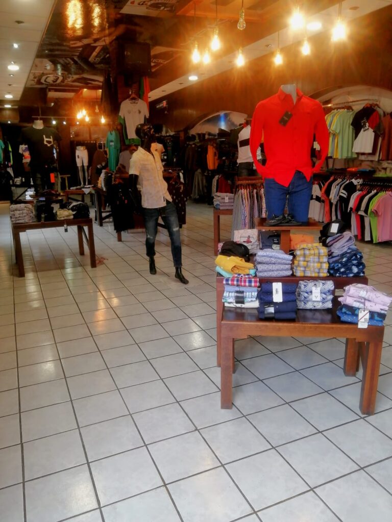 118535 tienda de ropa revolucion 768x1024