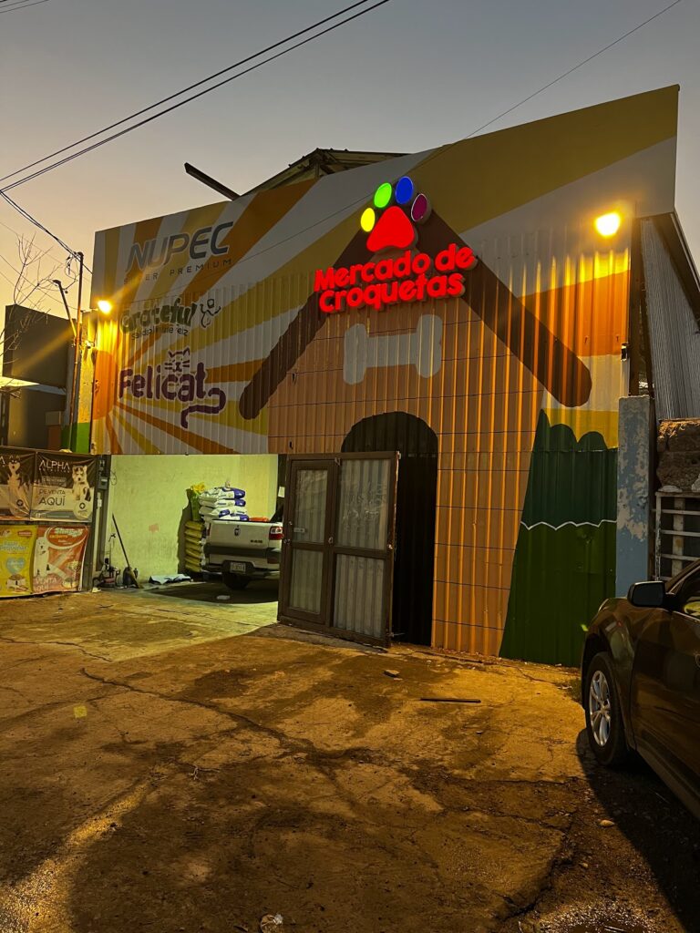 121649 mercado de croquetas piedras negras 768x1024