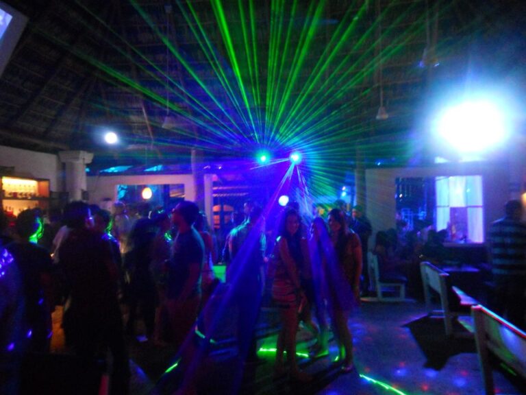91734 sunset lounge manzanillo 768x576