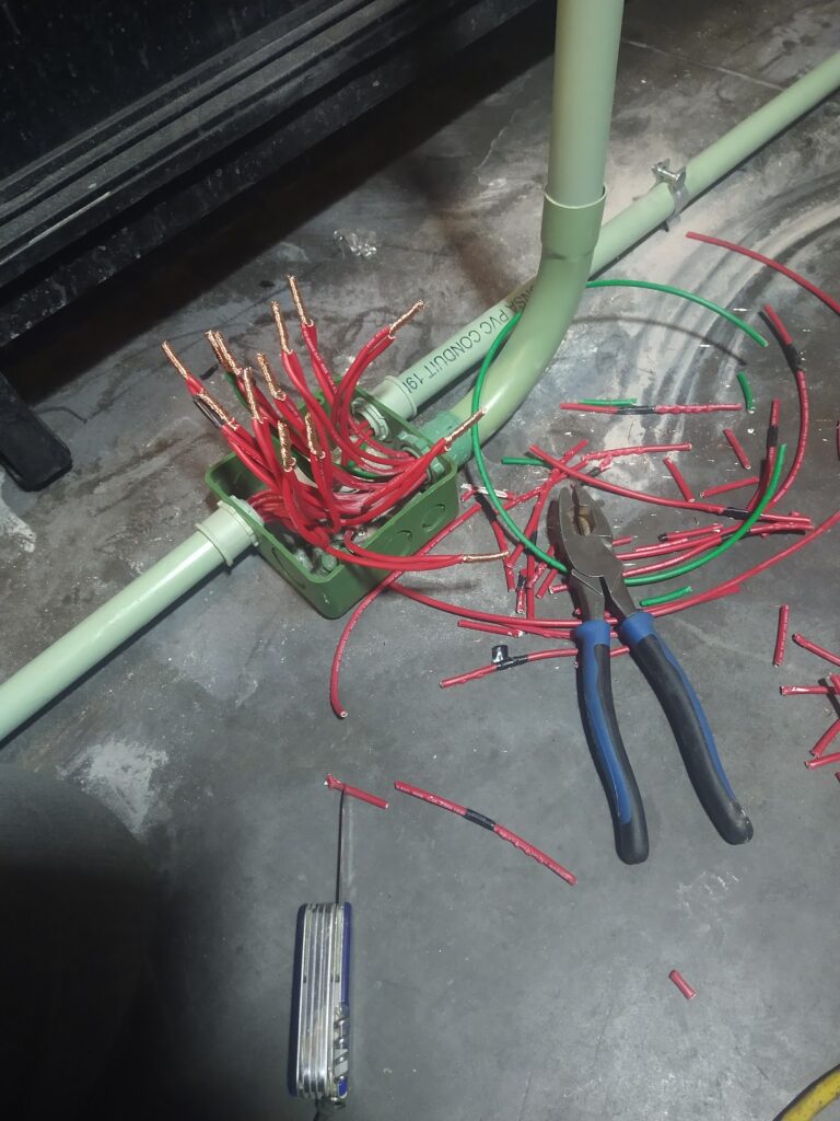 93163 plomeros y electricistas 768x1024